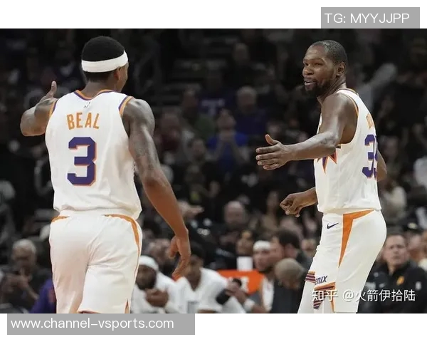 谢泼德与杜兰特击掌庆祝打得可以的默契配合引发全场欢呼
