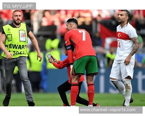 C罗小腿射门破门助球队领先菲利克斯策动科曼完美助攻展现默契 C罗小腿射门破门助球队领先菲利克斯策动科曼完美助攻展现默契